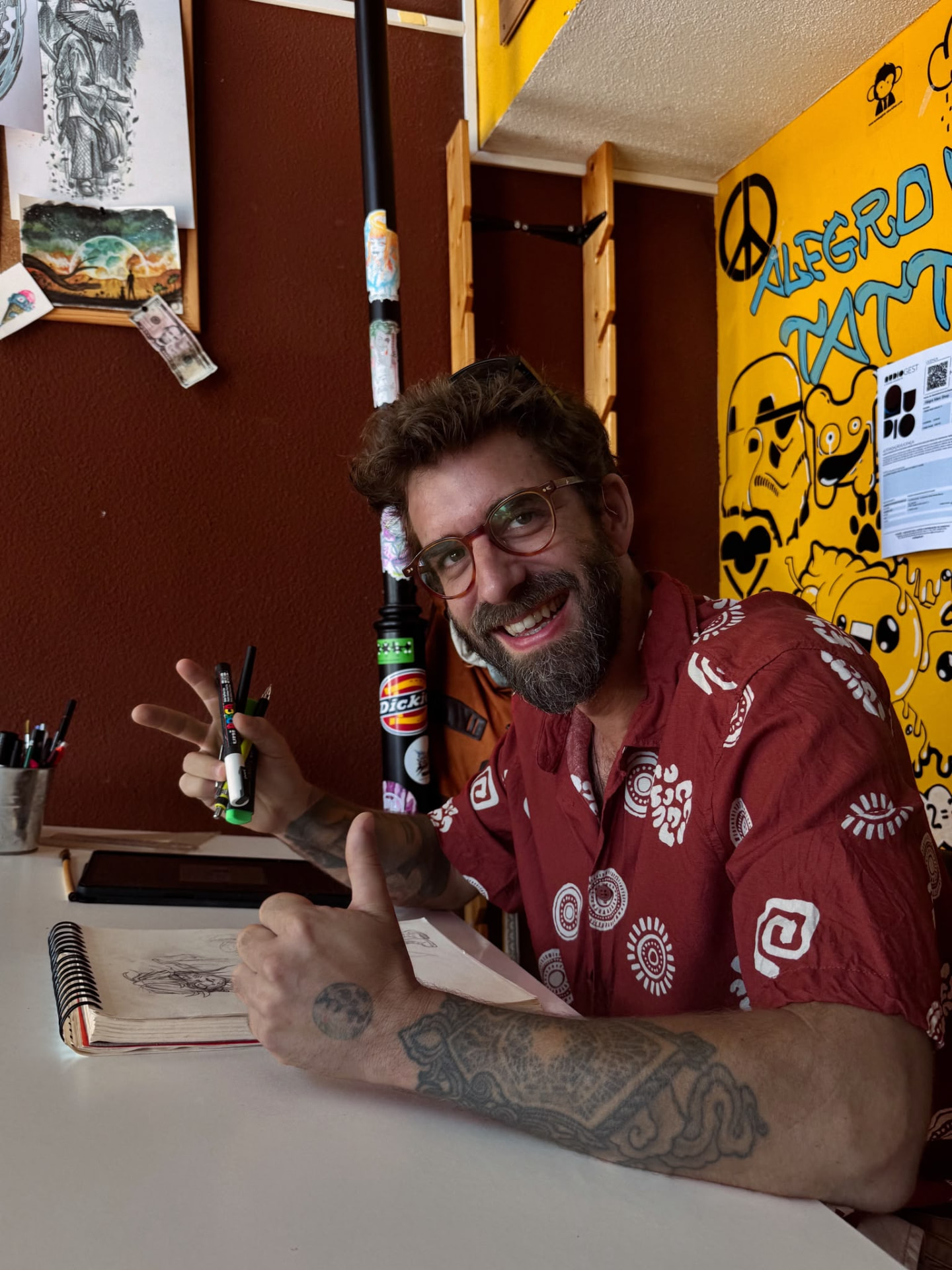 Guilherme Silva no estúdio Alegro Mani Tattoo, na Covilhã, a desenhar um novo projeto.